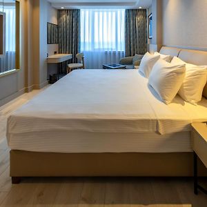 Standard King Room Partial Sea View